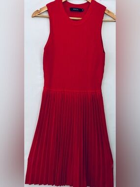 Women’s Red Sleeveless Pleated Dress
